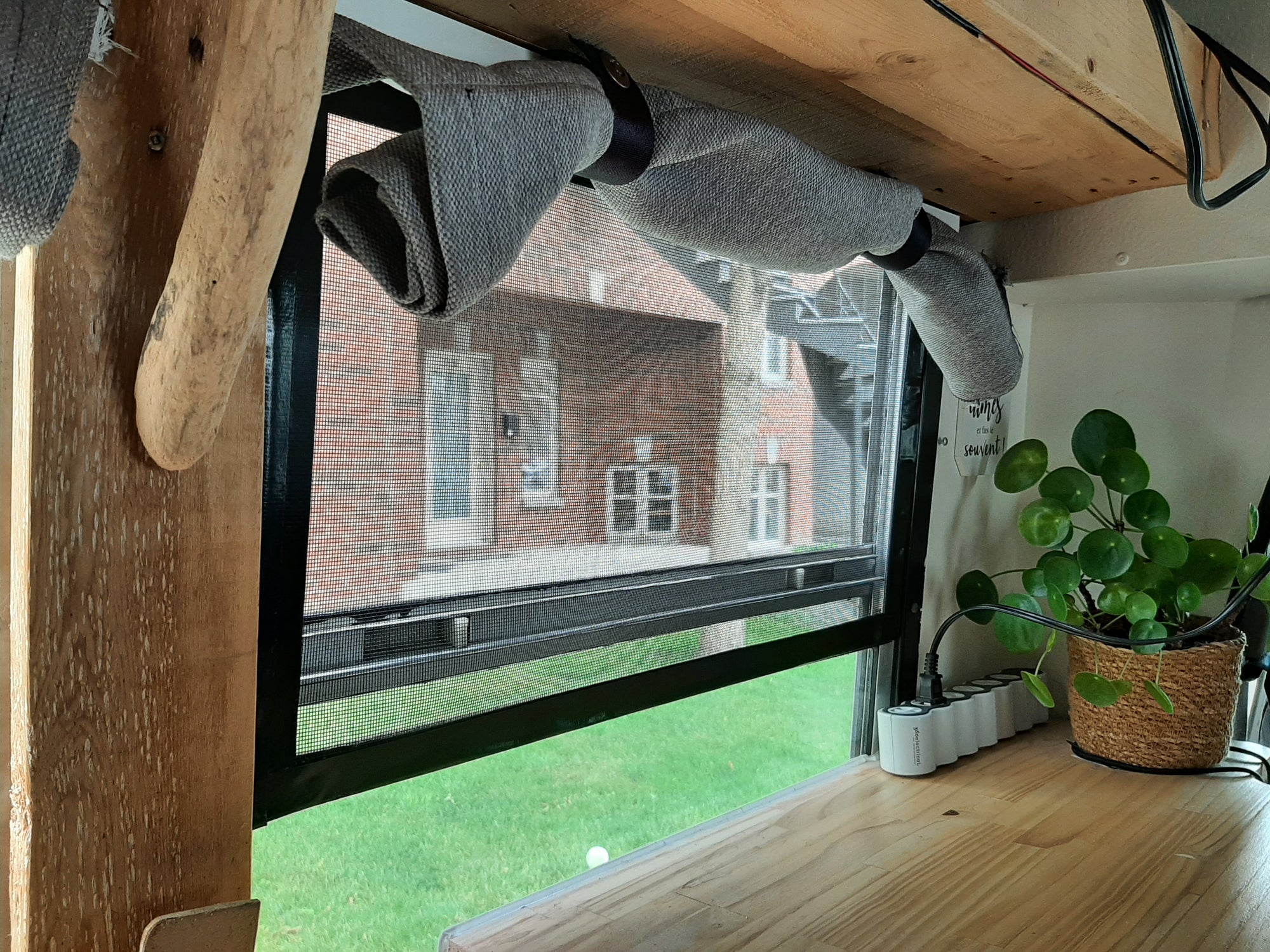 Comment fabriquer des moustiquaires pour skoolie, portes et fenêtres - DIY